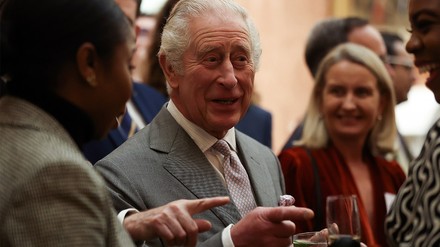 König Charles III. im Gespräch.