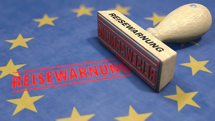 Ein Stempel "Reisewarnung"