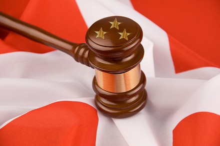 Ein Richterhammer, der auf eine Schweizer Flagge schlägt