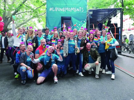 80 Mitarbeiter der Living Hotels feiern auf dem Christopher Street Day