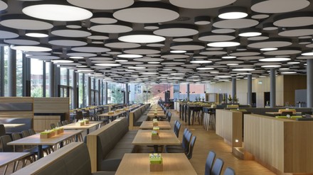 Die neue Betriebsgastronomie bei Vector in Regensburg entsteht nach dem Vorbild des ersten Mitarbeiterrestaurants in Stuttgart. (Foto: © Vector Informatik GmbH; Roland Halbe)
Mehr Buchungen generieren Die neue Betriebsgastronomie bei Vector in Regensburg entsteht nach dem Vorbild des ersten Mitarbeiterrestaurants in Stuttgart.