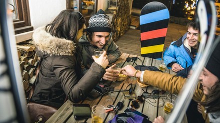 Kleine Frendesgruppe beim Apres Ski im Freien