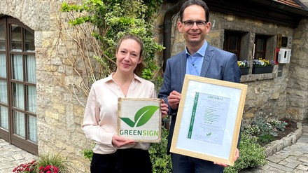 Hoteldirektorin Daniela Michel und Mario Mühlbauer, Geschäftsführer Dr. Hanns Meier GmbH und Best Western Hotel Polisina, mit dem GreenSign Zertifikat, das die nachhaltigen Maßnahmen in dem Drei-Sterne-Superior-Hotel würdigt. (Foto: © BWH Hotel Group Central Europe)