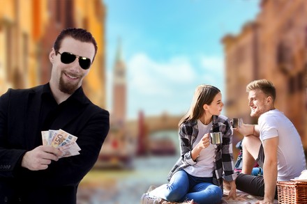 Ein Kaffee in Italien kann einen Euro kosten – oder 950. Adäquate Strafe für das „Vergehen“ oder hemmungslose Touristen-Abzocke? Aber nicht nur in Venedig dürfte man aktuell über jeden Touristen froh sein, der nicht kommt… (© Leonid/Sven Hoffmann/Fotolia)
Mann mit Sonnenbrille und Geldscheinen, daneben ein Paar beim Picknicken