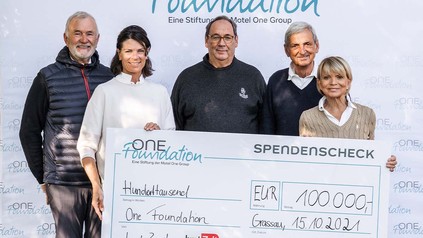 Dieter Müller, Ursula Schelle-Müller, Dr. Harald Mosler, Dieter Hermann und Uschi Glas bei der Scheckübergabe
