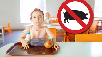 Ein Kind in einer Kita-Kantine
