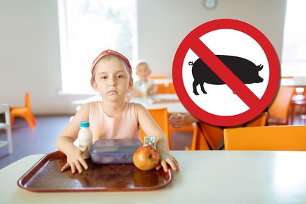 Ein Kind in einer Kita-Kantine