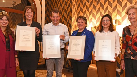 V.l.n.r. Sina Erdrich (Deutsche Weinkönigin), Birgit Zehe-Clauß, Marcus Clauß (Weingut Zehe-Clauss), Dr. Tobias Gottwald (Weingut Gottwald), Doris Emmerich-Koebernik (Weingut Emmerich-Koebernik), Nadine Herres-Singer (Sektgut St. Laurentius), Monika Reule (Deutsches Weininstitut). (Foto: © Norbert Krupp)
V.l.n.r. Sina Erdrich (Deutsche Weinkönigin), Birgit Zehe-Clauß, Marcus Clauß (Weingut Zehe-Clauss), Dr. Tobias Gottwald (Weingut Gottwald), Doris Emmerich-Koebernik (Weingut Emmerich-Koebernik), Nadine Herres-Singer (Sektgut St. Laurentius), Monika Reule (Deutsches Weininstitut)
