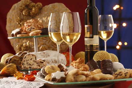 Weihnachtsgebäck mit Weißwein