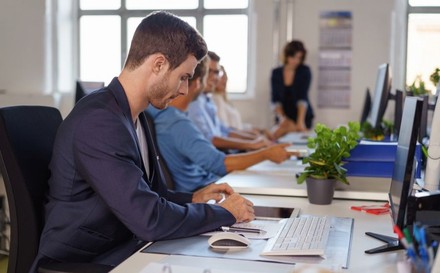 Arbeitnehmer in Großraumbüro