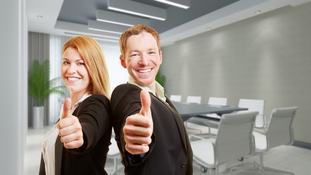 Zwei Geschäftsleute in einem Tagungshotel