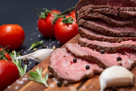 Ein aufgeschnittenes Steak auf einem Teller