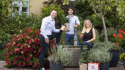 Stiegl-Kreativbraumeister Markus Trinker mit den beiden BioBloom-Geschäftsführern Christoph Werdenich und Elisabeth Denk.