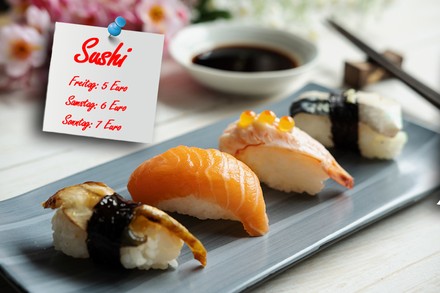 Ein paar Sushi auf einem Teller