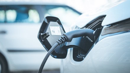 Ein E-Auto wird gerade aufgeladen