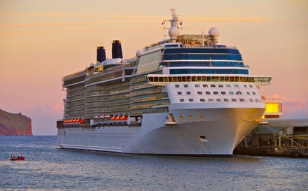 Kreuzfahrtschiff im Abendrot im Hafen
