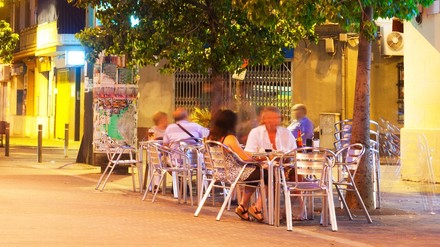 Ein Straßencafe bei Nacht