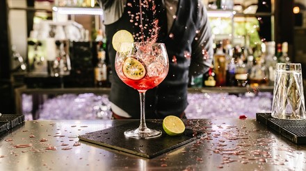 Ein Barkeeper mixt einen Cocktail
