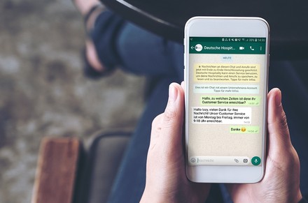 Frau schreibt via WhatsApp