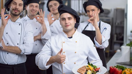 Ein Team junger Köche