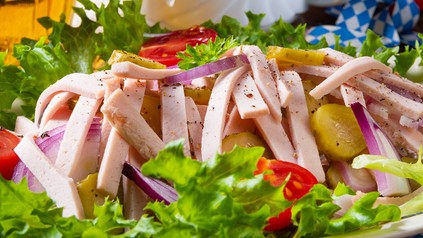 Ein Wurstsalat auf einem Teller