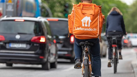 Lieferando-Fahrer können im Winter bei der Arbeit zu den beliebten Bestellzeiten nun bis zu einen Euro mehr verdienen.