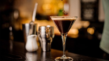 Die Zutaten für einen Espresso Martini werden sehr kräftig im Shaker geschüttel und danach doppelt in eine vorgekühlte Coupette abgesiht.