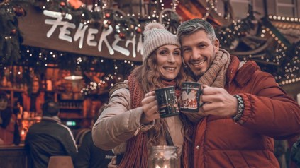 Paar auf Christkindlmarkt mit Punsch-Häferl