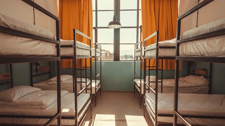 Leere Stockbetten in einer Jugendherberge