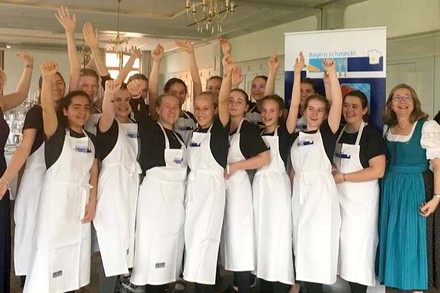 16 junge Köche jubeln und winken