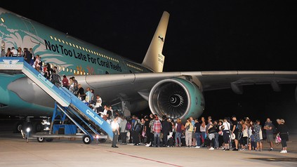 Hunderte Touristen strömen in ein Flugzeug