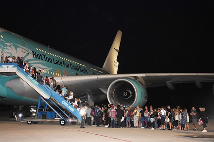 Hunderte Touristen strömen in ein Flugzeug