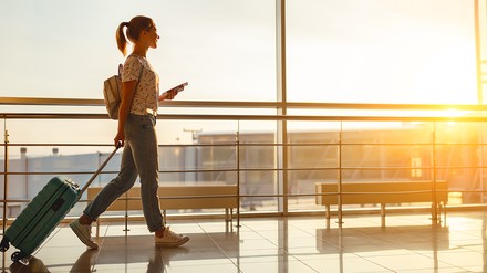 Junge Frau Flughafen