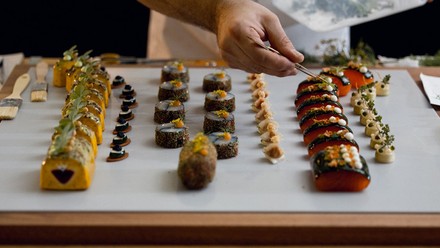 Die Fischplatte wird angerichtet.