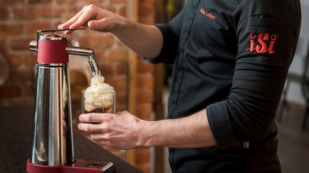 Koch beim Arbeiten mit iSi Thermo Xpress Whip