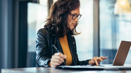 Interessiert an einem Studium in der „Tourismus & Hospitality“-Branche? Die IST-Hochschule lädt zu einem digitalen Infotag ein. (Foto: ©Jacob Ammentorp Lund/stock.adobe.com)
Geschäftsfrau tippt etwas in ihren Laptop
