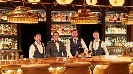 Aleksandar Vujin mit drei seiner Barteam-Mitarbeiter (Foto: © Hotel Vier Jahreszeiten Kempinski München)