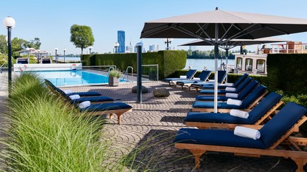 Dachpool im Hilton Vienna Danube Waterfront