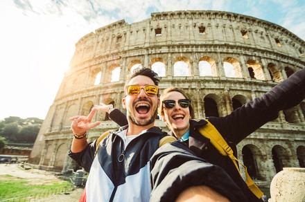 Der wohl berühmteste Urlaubsbeweis: Das Selfie vor historischer Kulisse – hier das Colosseum in Rom. (Foto: © Kar Tr)
Fröhliches Paar fotografiert sich selbst vor dem Kolloseum