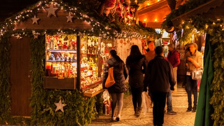 Weihnachtliche Hütten und Verkaufsstände des Stuttgarter Weihnachtsmarkt