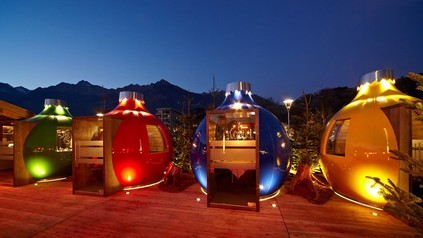 Fine Dining im Christbaumkugellokal mit Blick auf das Treibnen des Meraner Weihnachtsmarktes.