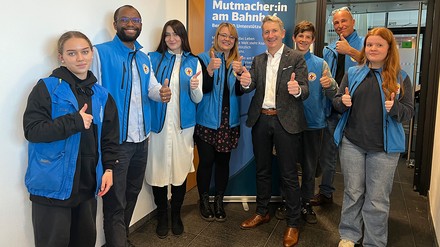 Mitarbeiter der Bahnhofsmission am Berliner Hauptbahnhof