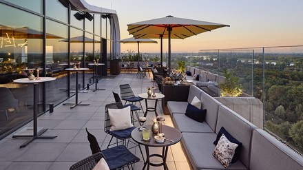 Neue Skybar für Düsseldorf. Otto’s Skybar im Linder Congress Hotel hat eröffnet.