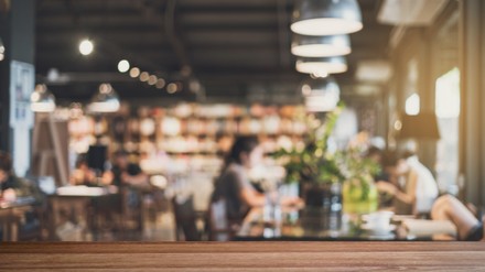Sobald sich die Lage in den Krankenhäusern entspannt, gilt die 2G-plus-Regel in Brandenburg nicht mehr. (Foto: © kittiphan/stock.adobe.com)
Restaurant