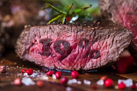 Ein Stück fFelisch, auf dem 19 % steht