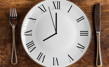 Uhr-Teller mit Besteck