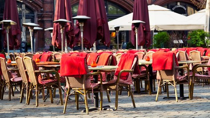 Außenbereich eines Lokals mit Decken und Heizpilzen