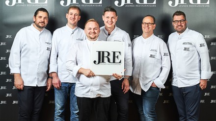 JRE-Präsident Alexander Huber (l.) und Vize Andreas-Widmann (r.) begrüßen die vier Neu-Mitglieder (v. l. n. r.): Julius Reisch, Simon Schlachter, Nicolai P. Wiedmer und Patrick Jenal (Foto: © Thomas Pfeiffer)