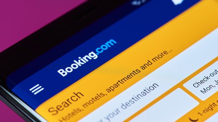 Ausschnitt eines Smartphone-Displays mit der Booking.com-Seite