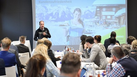 Mann hält Vortrag bei einem Tourismusseminar